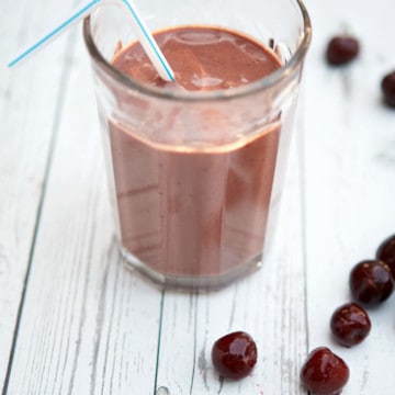 Looking for the BEST foods your body after a workout? Try this easy Chocolate Tart Cherry Smoothie; it's loaded with everything your body needs to fully recover. #MakeHealthyEasy | @JBraddockRD www.JennaBraddock
