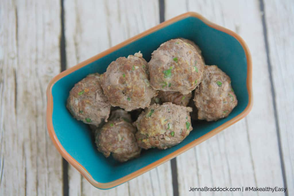 Making mouth-watering, homemade #meatballs is NOT a daunting task with this quick, 6 ingredient recipe and simple ingredient list. Just a few fresh add-ins turn a boring meal idea into something amazing! Add these to marinara, put on a sub, pair with roasted veggies or serve as is as an appetizer. #MakeHealthyEasy | @JBraddockRD #recipe #beef #Italian