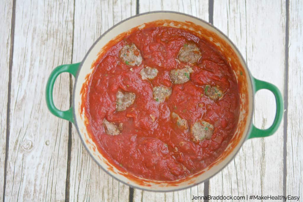 Making mouth-watering, homemade #meatballs is NOT a daunting task with this quick, 6 ingredient recipe and simple ingredient list. Just a few fresh add-ins turn a boring meal idea into something amazing! Add these to marinara, put on a sub, pair with roasted veggies or serve as is as an appetizer. #MakeHealthyEasy | @JBraddockRD #recipe #beef #Italian