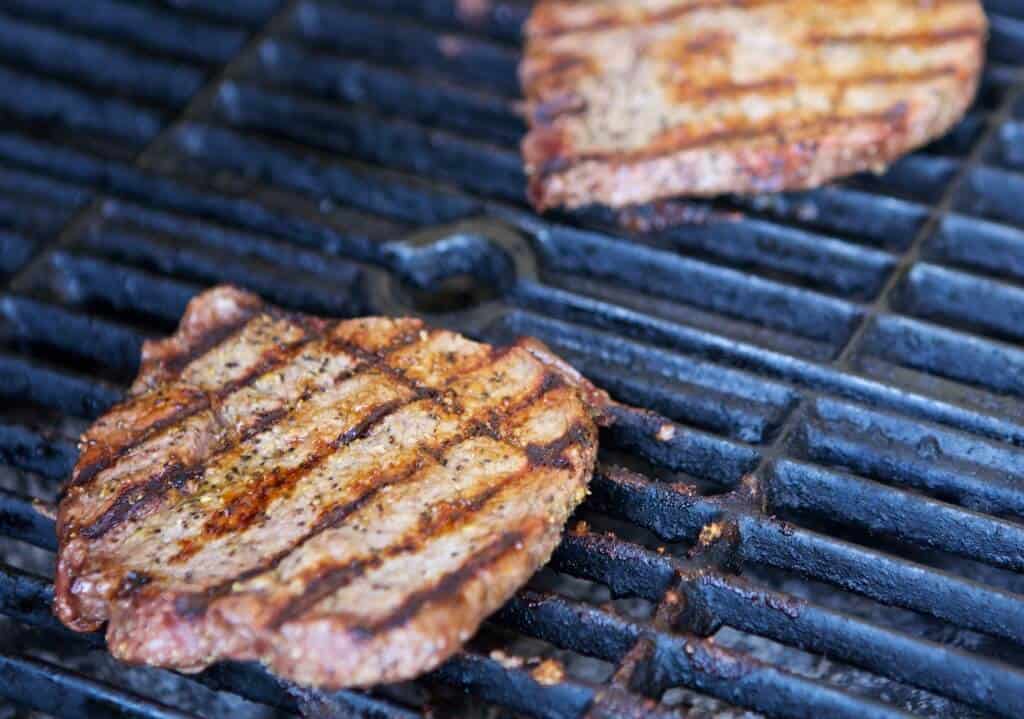 Steak meets salad meets pizza in this easy and healthy recipe for Grilled Steak and Mozzarella Flatbread.