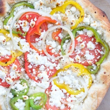Summer veggies are the star of this simple and delicious Grilled Veggie Pizza recipe. THIS is how you can make pizza light and healthy!