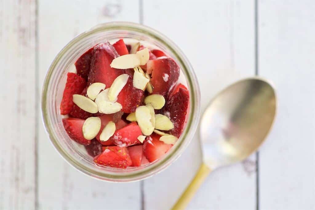 https://jennabraddock.com/wp-content/uploads/2017/01/Strawberry-overnight-oats-half-1.jpg