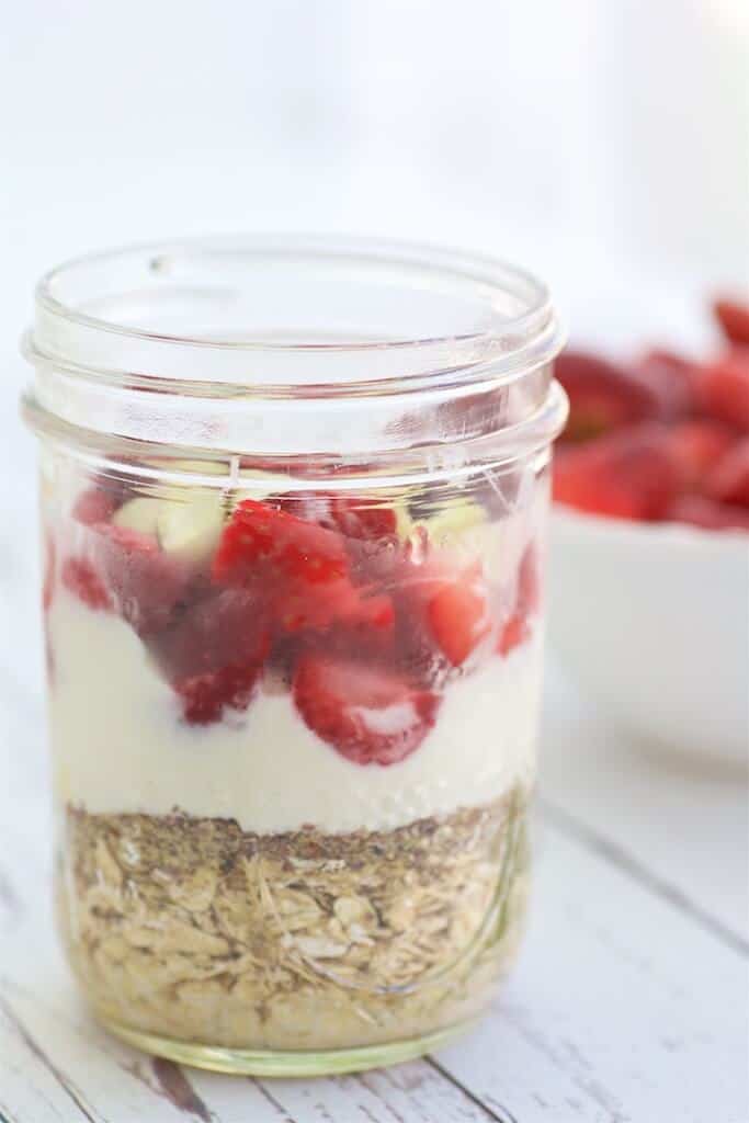 https://jennabraddock.com/wp-content/uploads/2017/01/Strawberry-overnight-oats-half-4.jpg