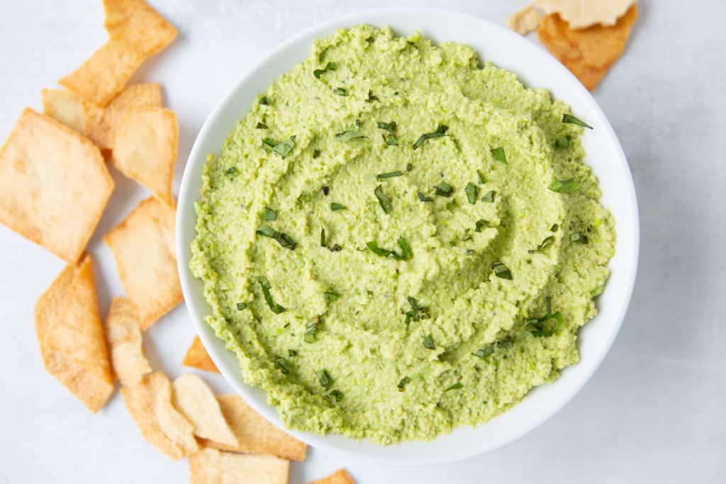 green healthy hummus recipe with pita chips 