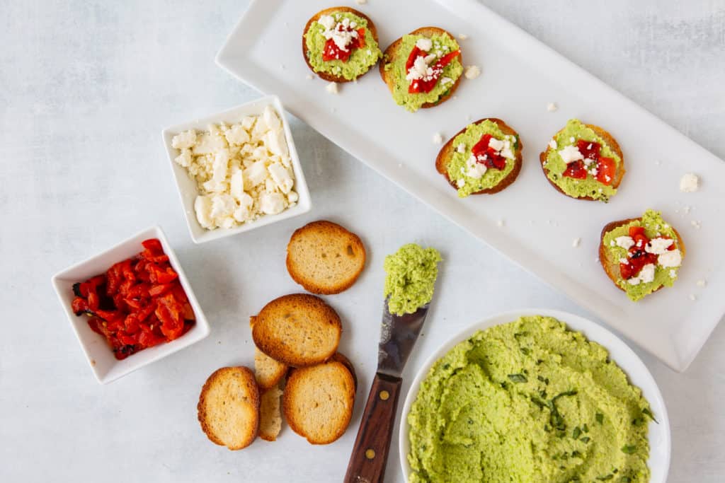 green healthy hummus recipe on crostini