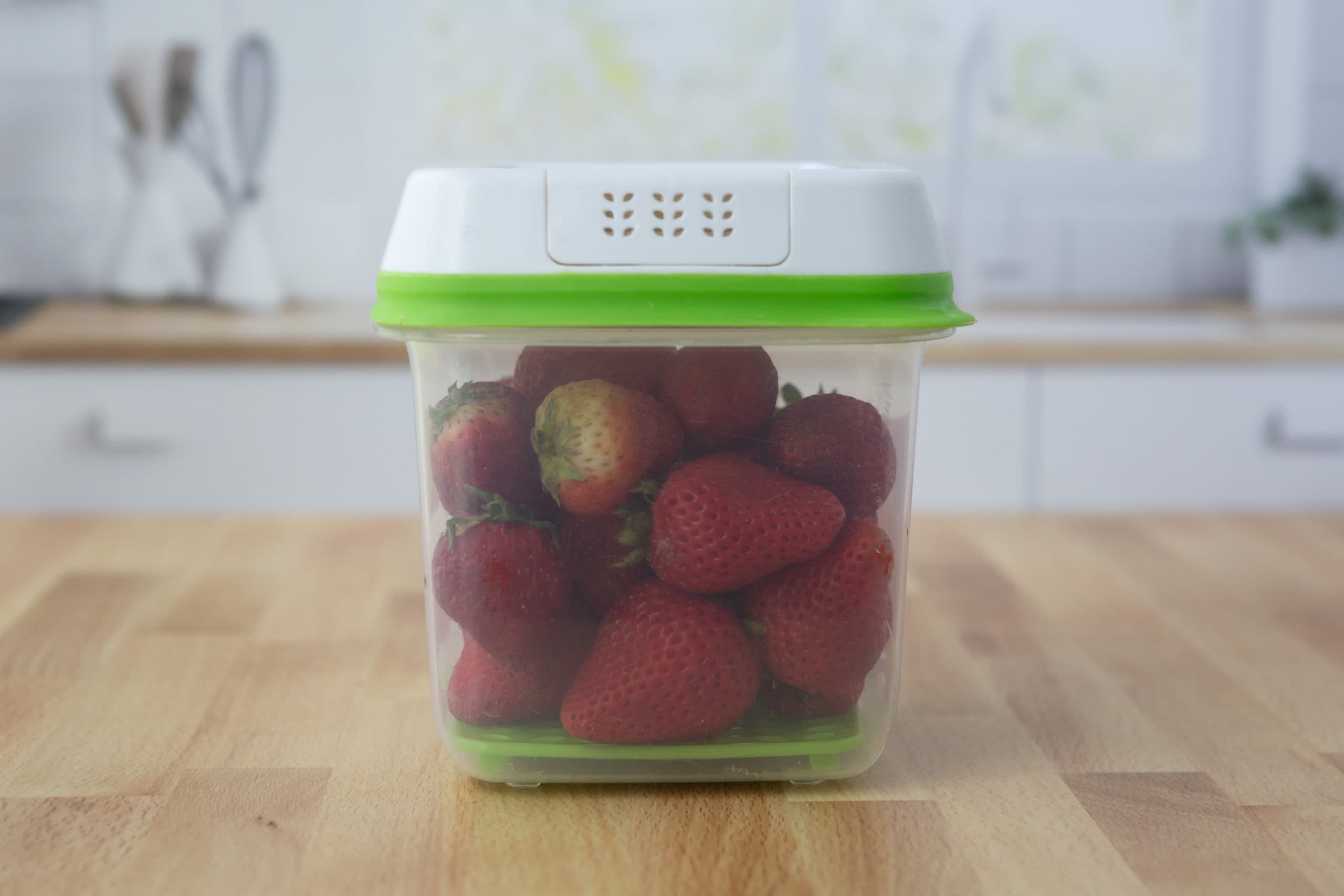 strawberries stored in rubbermaid freshworks storage container